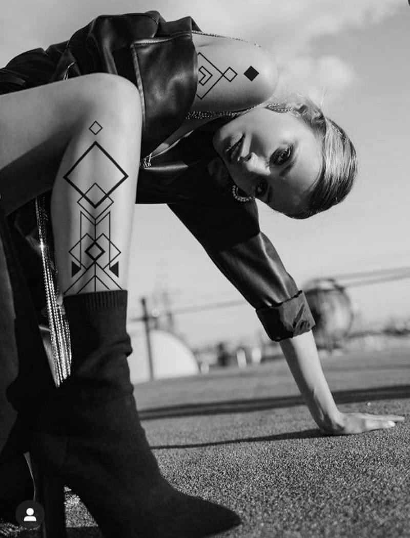 stil tattoo geometria devuchka s tattoo na noge i pleche