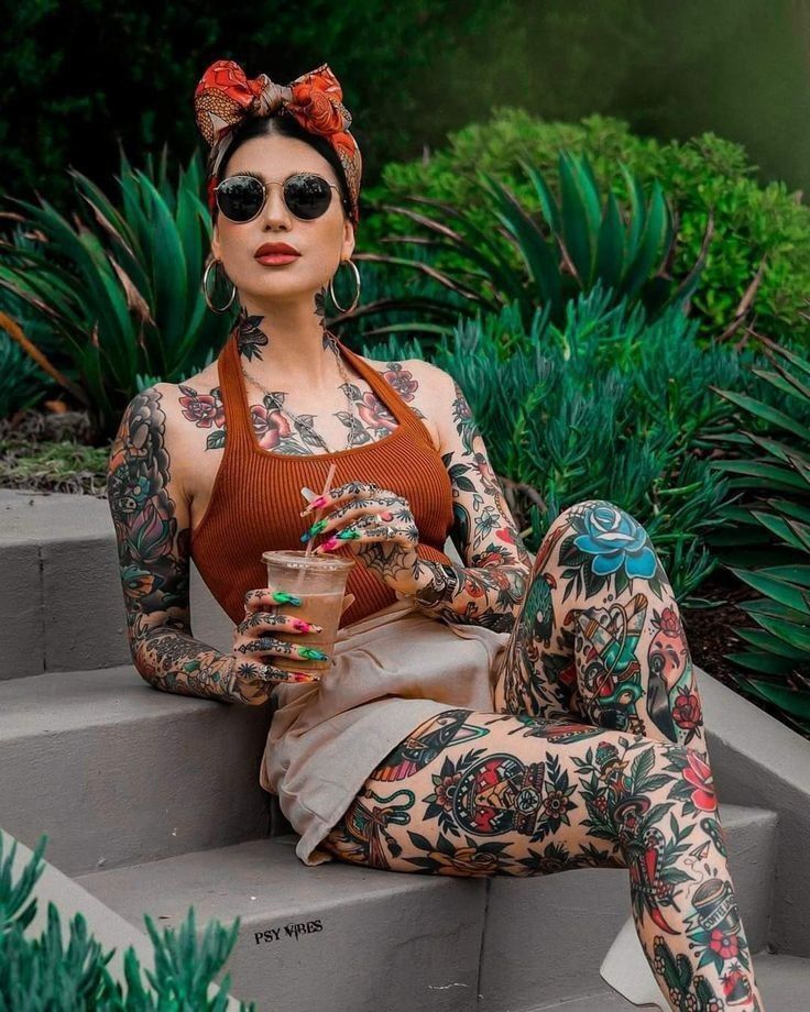 stil tattoo old schol devuchka s bantom