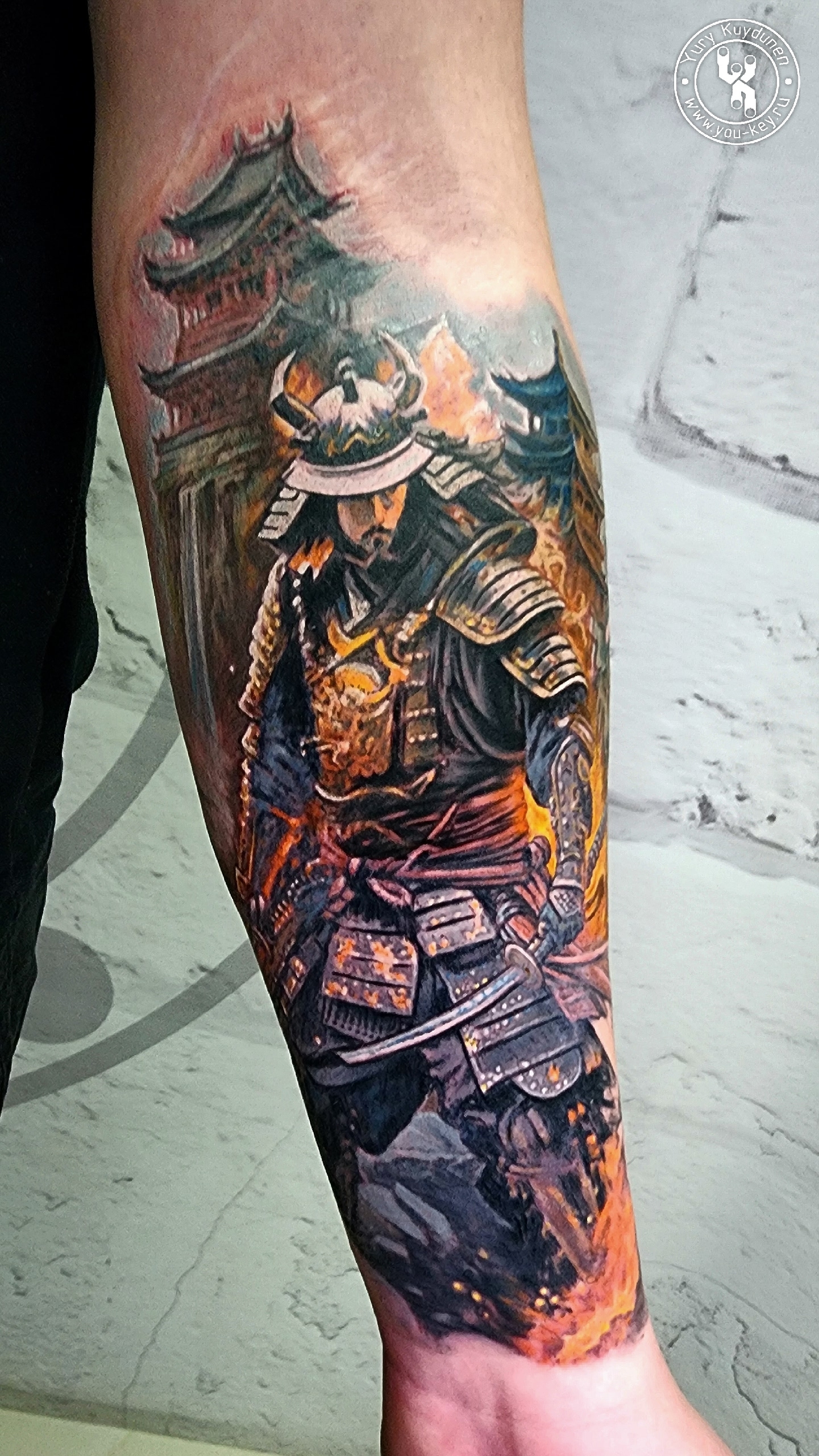stoimost zvetnoi tatuirovki plecho samurai